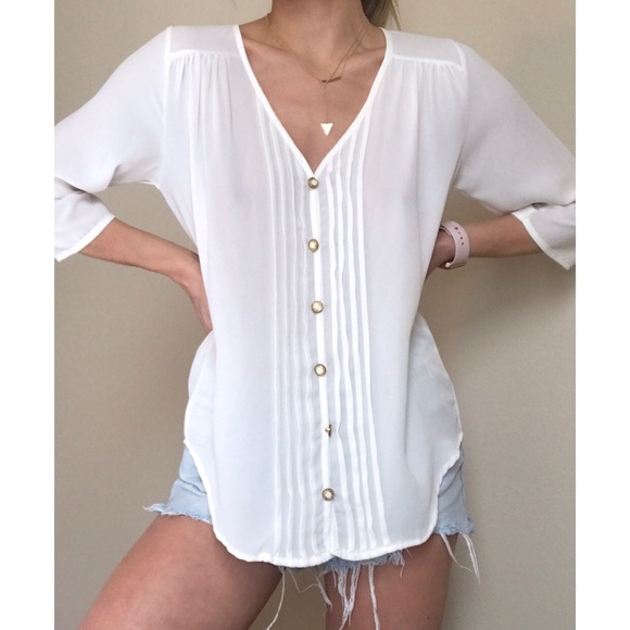 Francesca's Collections Tops - Pretty white button down blouse